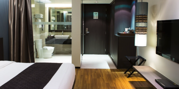 家庭出游首选:可容纳8人的超大相连房实用攻略